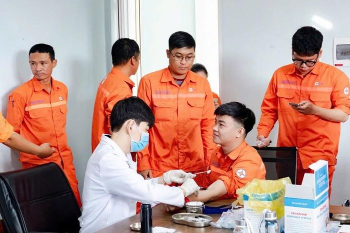 Các bệnh viện và phòng khám đa khoa đủ điều kiện sẽ thực hiện khám sức khỏe cho công chức, viên chức và người lao động theo hợp đồng với các cơ quan, đơn vị, doanh nghiệp.