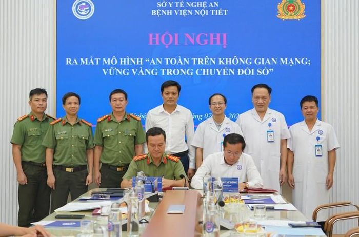 Đại diện Phòng An ninh mạng và phòng, chống tội phạm sử dụng công nghệ cao (PA05), Công an tỉnh Nghệ An và Bệnh viện Nội tiết Nghệ An ký kết kế hoạch phối hợp triển khai mô hình "An toàn trên không gian mạng - Vững vàng trong chuyển đổi số".