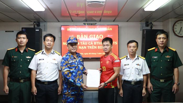 Bộ Tư lệnh Vùng 4 Hải quân phối hợp với Ban Chỉ huy Bộ đội Biên phòng tỉnh Lâm Đồng bàn giao ngư dân Bộ đội Biên phòng Bình Thuận.