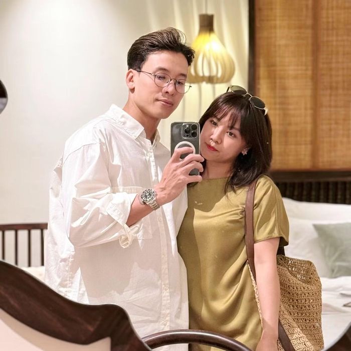 Không chỉ là nơi Thơm Da LAB theo học, Trường Đại học Hà Nội còn là "điểm khởi đầu" cho chuyện tình của anh. Nam ca sĩ gặp cô sinh viên khoa Tiếng Nga tại đây và sau nhiều năm đồng hành, cả hai đã về chung một nhà. Ảnh: FBNV.