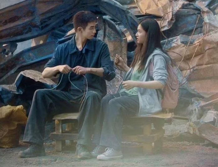 Cặp đôi chính lớn lên trong cảnh khó khăn.