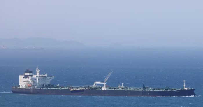 Reuters cho biết tàu Al Rekayyat phát tín hiệu cầu cứu sau khi trúng tên lửa và đối mặt nguy cơ phát nổ do cháy. Một siêu tàu chở dầu của Arab Saudi cùng một tàu dầu khác cũng bị hư hại.