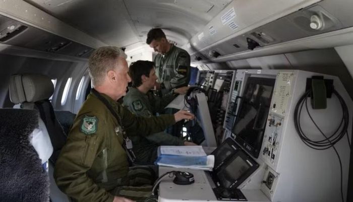 Máy bay cảnh báo sớm GlobalEye được phát triển trên nền tảng máy bay phản lực thương gia Bombardier Global 6500 của Canada, tích hợp radar mảng pha quét điện tử chủ động Erieye cùng nhiều cảm biến và hệ thống chỉ huy hiện đại.