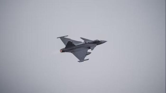 Trong diễn biến khác, Nga đã chuẩn bị tiêm kích Su-35 cùng tên lửa tầm xa R-37M để sẵn sàng "chào đón", thậm chí không loại trừ khả năng chiến đấu cơ tiên tiến nhất của họ là Su-57 Felon cũng sẽ tham chiến.