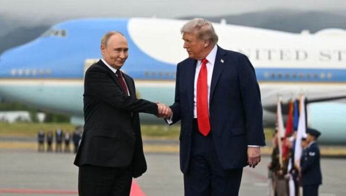 Trước đó, ngày 1/7, ông Trump đã thực hiện chuyến bay đầu tiên bằng chuyên cơ mới trong chuyến công tác tới bang North Dakota. Khi đó, ông gọi đây là "chiếc máy bay thương mại vĩ đại nhất từng được chế tạo".