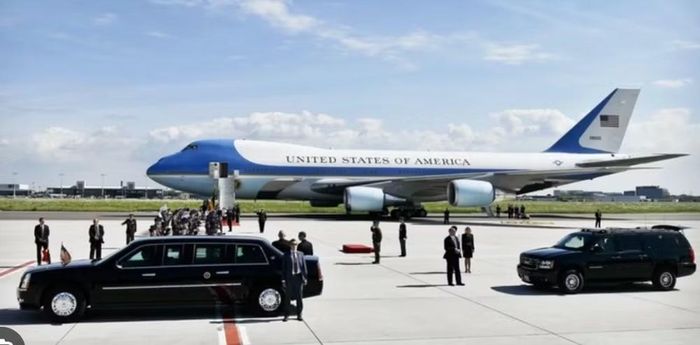 Máy bay mang lớp sơn mới với các màu đỏ, trắng, xanh đậm và vàng theo thiết kế do chính ông Trump lựa chọn, thay cho phối màu truyền thống của Không lực Một.