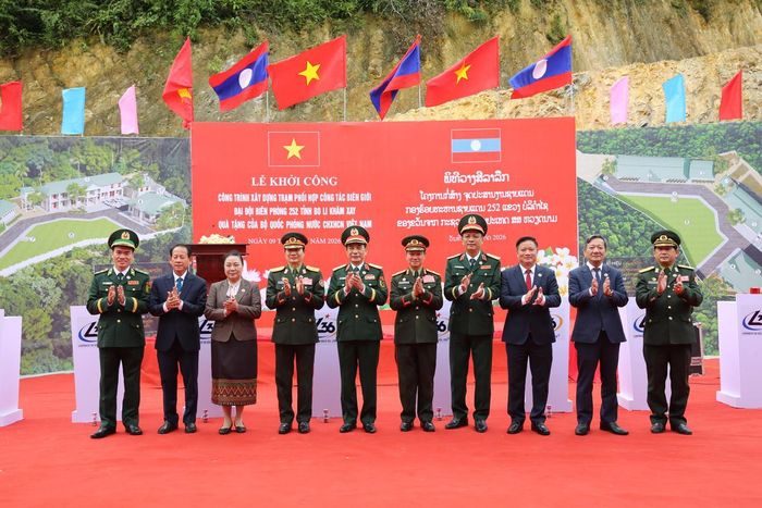 Đại tướng Phan Văn Giang và Đại tướng Khamliang Outhakaysone dự lễ khởi công xây dựng công trình Trạm phối hợp công tác, Đại đội Biên phòng 252 (Bộ Chỉ huy Quân sự tỉnh Bolykhamxay) 