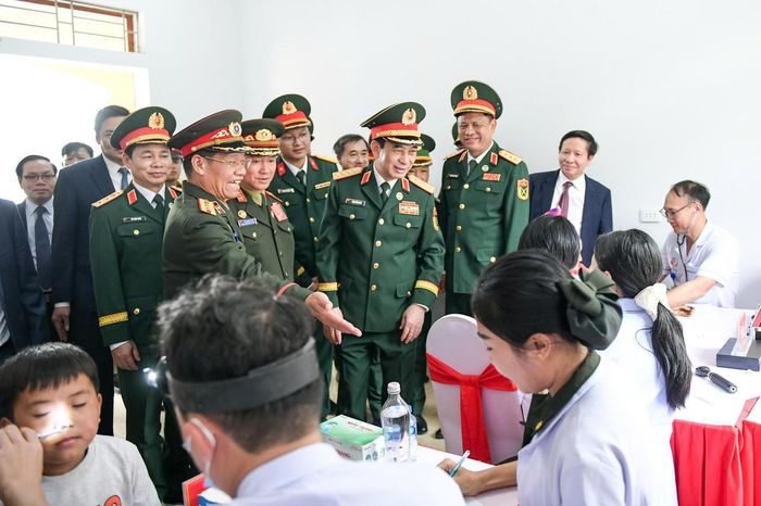 Đại tướng Phan Văn Giang và Đại tướng Khamliang Outhakaysone tham quan hoạt động khám, chữa bệnh, cấp phát thuốc miễn phí. Ảnh: Nam Trần