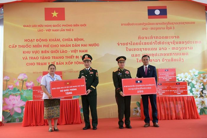 Đại tướng Phan Văn Giang và Đại tướng Khamliang Outhakaysone trao tặng thiết bị cho Trạm y tế quân dân y bản Xốp Tờng. Ảnh: Nam Trần