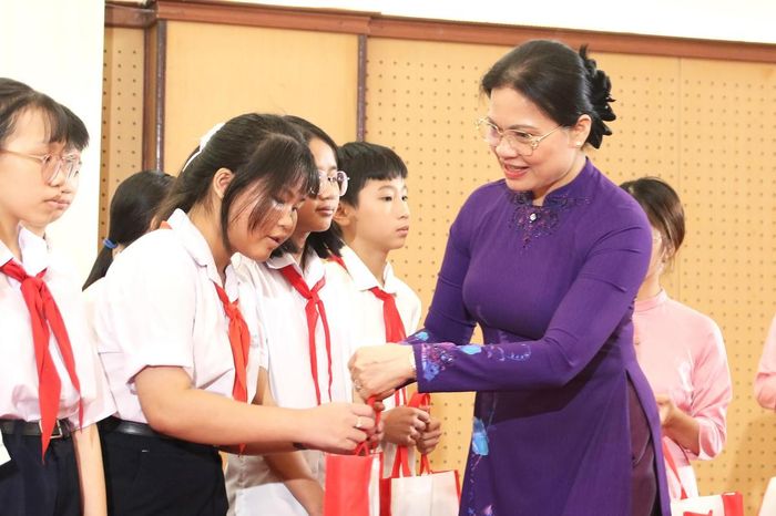 Phó Chủ tịch - Tổng Thư ký Hà Thị Nga tặng quà cho các trẻ em mồ côi tại buổi gặp mặt.