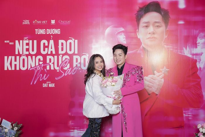 Ca sĩ Thanh Lam chúc mừng ca sĩ Tùng Dương ra mắt sản phẩm mới. Ảnh: BTC.