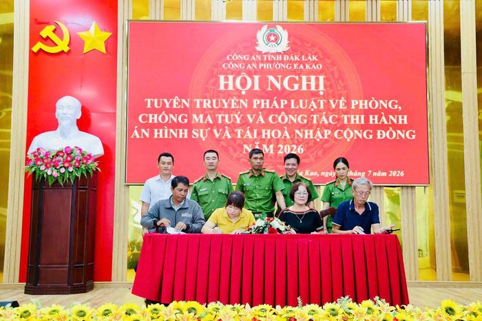 Các cơ quan, đơn vị, tổ chức đoàn thể, đại diện các buôn, tổ dân phố đã ký cam kết tăng cường phối hợp trong công tác phòng, chống ma túy...Ảnh: TH.