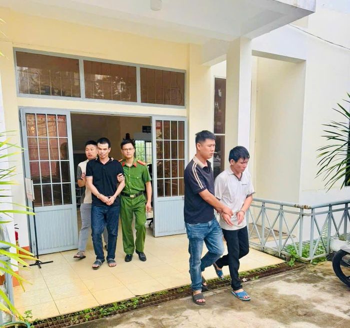 Công an phường Ea Cao áp giải các đối tượng vi phạm pháp luật về ma túy. Ảnh: CA.