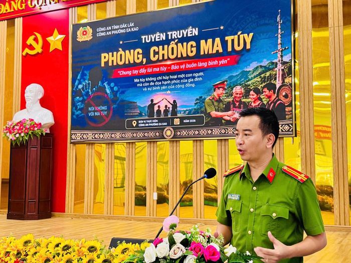 Trung tá Phan Đình Đức-Phó Trưởng Công an phường Ea Cao đang phổ biến những điểm mới của Luật Phòng, chống ma túy. Ảnh: Thanh Nga.