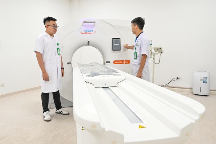  Bệnh viện có tổng cộng 44 phòng mổ hiện đại. Trong giai đoạn đầu, 12 phòng mổ sẽ được đưa vào sử dụng, số còn lại sẽ vận hành theo nhu cầu thực tế nhằm bảo đảm hiệu quả khai thác. Bệnh viện cũng hoàn thiện lắp đặt một máy chụp CT, 3 máy X-quang, 3 máy siêu âm và đang tiếp tục lắp đặt một hệ thống cộng hưởng từ (MRI). 