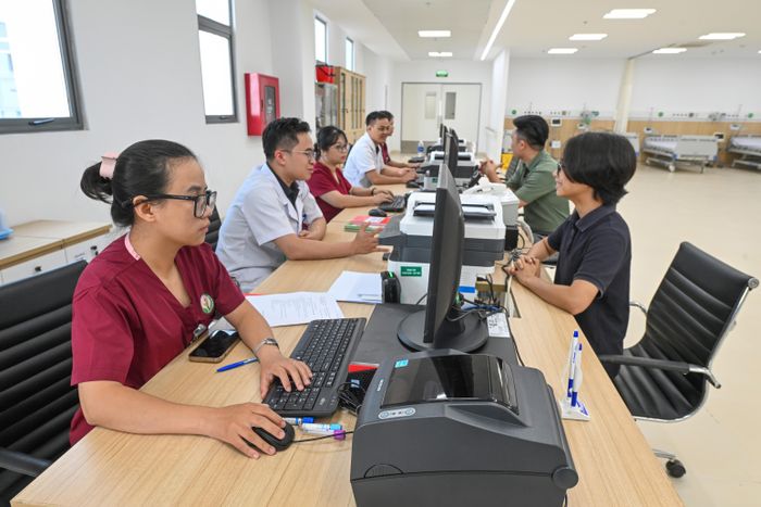 Trong giai đoạn đầu, bệnh viện vận hành 300 giường bệnh, tương đương khoảng 30% công suất thiết kế, trước khi nâng lên quy mô 1.000 giường vào cuối năm 2027. 