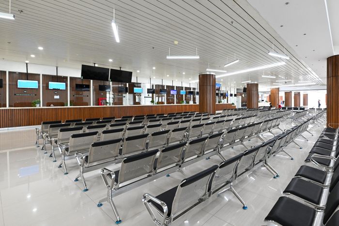  Ngay tại sảnh chính, khu vực tiếp đón và làm thủ tục khám chữa bệnh được bố trí rộng rãi, khoa học, giúp người bệnh dễ dàng tiếp cận dịch vụ và giảm thời gian chờ đợi.