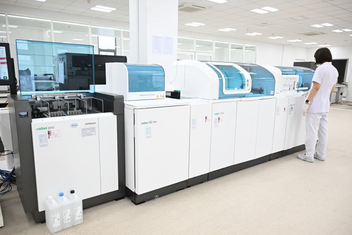  Không gian phòng xét nghiệm tại Bệnh viện được đầu tư đồng bộ và hiện đại với hệ thống máy sinh hóa - miễn dịch tự động băng chuyền thế hệ mới. Sự chuẩn bị kỹ lưỡng về trang thiết cho thấy bệnh viện đã sẵn sàng phục vụ công tác khám chữa bệnh chất lượng cao cho người dân. 
