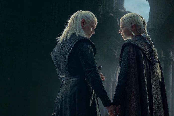 Emma D’Arcy và Matt Smith diễn xuất cuốn hút.