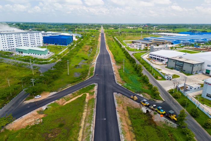  Đường dẫn kết nối đường Hồ Chí Minh vào Khu công nghiệp Thành Thành Công đã được nhà thầu thảm nhựa. 