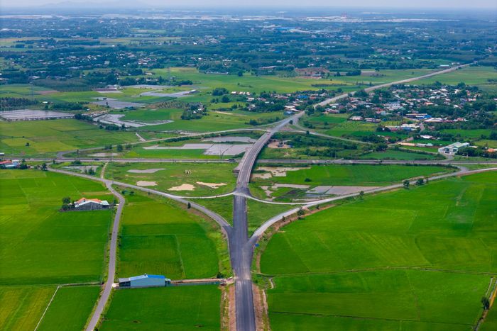  Đại diện Ban Quản lý dự án đường Hồ Chí Minh cho biết khi tuyến đường Hồ Chí Minh đoạn Chơn Thành - Đức Hòa chính thức thông xe, đây sẽ là trục giao thông quan trọng kết nối các khu công nghiệp, khu kinh tế cửa khẩu và các trung tâm logistics của vùng Đông Nam Bộ, đồng thời mở thêm dư địa phát triển cho Tây Ninh trong giai đoạn mới. 