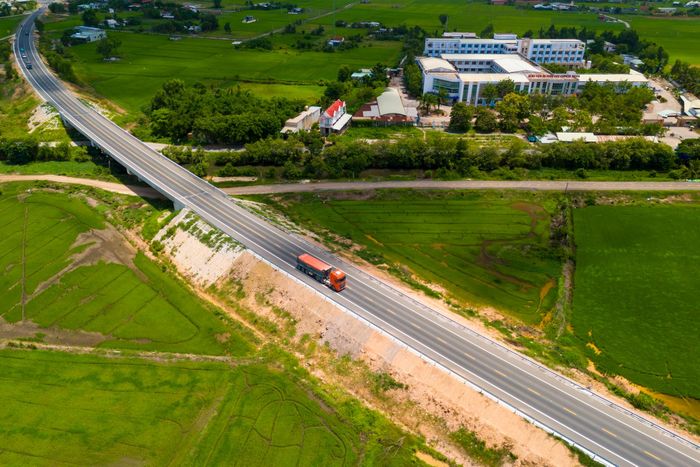  Theo ghi nhận của Tri Thức - Znews vào thời điểm đầu tháng 7, gần như toàn bộ dự án đã được thảm nhựa, sơn vạch kẻ đường, lắp biển báo giao thông trên tuyến chính. 
