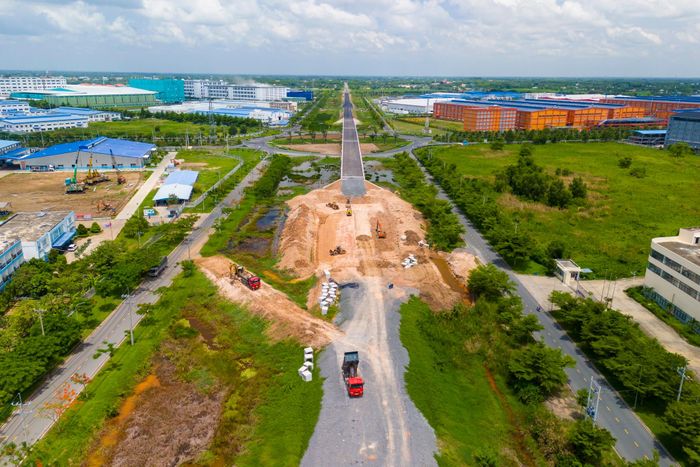  Các cầu vượt trên tuyến đường Hồ Chí Minh qua khu vực này đã hoàn thành, nhà thầu đang tập trung thi công đường dẫn. 
