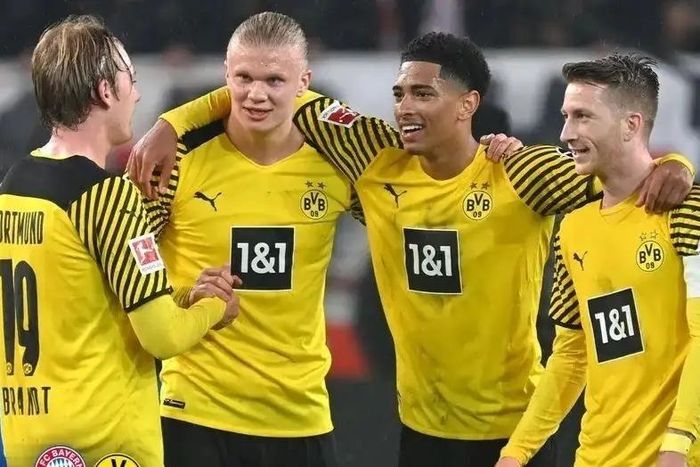  Haaland và Bellingham là bạn bè từ quãng thời gian cùng khoác áo CLB Borussia Dortmund. Cả hai gia nhập đội bóng Bundesliga vào năm 2020 và nhanh chóng trở thành cặp đôi trong mơ nhờ sự ăn ý trên sân. Tình bạn ấy vẫn được duy trì ngay cả khi họ lần lượt chuyển tới những gã khổng lồ - đồng thời là đối thủ - Manchester City và Real Madrid. Ảnh: Bundesliga Official. 