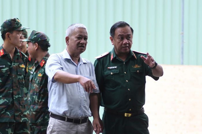  Theo Thiếu tướng Nguyễn Thành Trung (bên phải), Chính ủy Bộ Tư lệnh TP.HCM, công tác khai quật được triển khai theo đúng quy trình chuyên môn. Hiện trường được tách bóc từng lớp đất để bảo đảm không bỏ sót hài cốt và di vật. 
