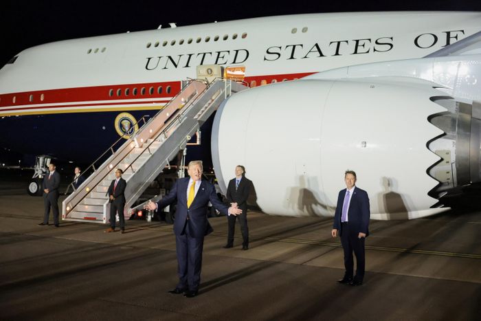  Tổng thống Mỹ Donald Trump nói chuyện với phóng viên trong lúc chuyển sang chuyên cơ Không lực Một do Qatar tặng tại căn cứ không quân RAF Mildenhall, Suffolk (Anh) ngày 8/7 để trở về Washington sau khi tham dự hội nghị thượng đỉnh các nhà lãnh đạo NATO tại Thổ Nhĩ Kỳ. Ảnh: Reuters.