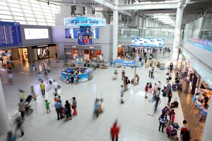  Hành khách tại khu mua sắm của nhà ga số 2, sân bay quốc tế Incheon (Hàn Quốc). Ảnh: Incheon International Airport Corporation.