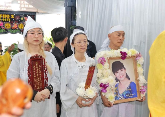  Lễ di quan diễn ra sau đó. NSND Tạ Minh Tâm cầm di ảnh vợ, dẫn đầu đoàn đưa tang. Hai con gái nghẹn ngào trước giây phút cuối cùng tiễn biệt mẹ. Những ngày qua, họ nén đau buồn để lo liệu hậu sự chu toàn cho nghệ sĩ Bạch Vân. 