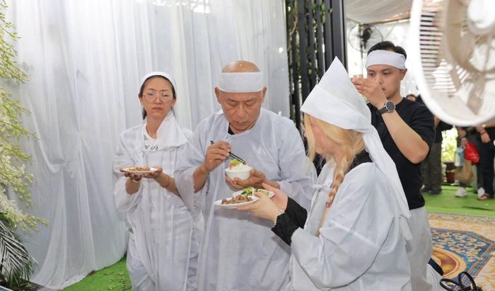  Lễ đưa tang nghệ sĩ Bạch Vân diễn ra trong không khí trang nghiêm, ấm áp, không kèn trống. Con gái cả Tạ Bạch Dương đọc điếu văn để tiễn đưa mẹ. Những ngày qua, đông đảo nghệ sĩ Việt, các thế hệ học trò của NSND Tạ Minh Tâm đã đến thắp hương, chia buồn với gia quyến. 