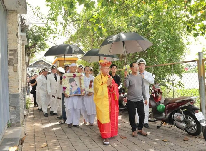 Đoàn đưa tang di chuyển ra xe để về phường Phú Tân, Vĩnh Long. Con gái nghệ sĩ Bạch Vân cho biết những năm cuối đời, bà đã kiên cường chiến đấu với bệnh tật. "Mẹ đã sống một cuộc đời rất tuyệt vời. Bây giờ mẹ hãy mỉm cười đi về với Phật, không còn đau đớn nữa. Mẹ con mình sẽ gặp lại sau. Con cám ơn mẹ rất nhiều", cô chia sẻ.
