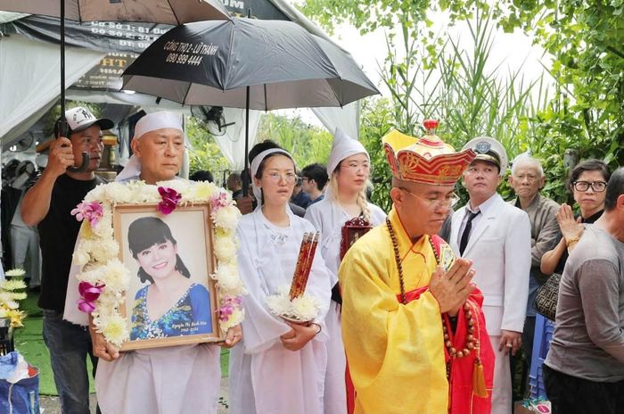  Sau lễ đưa tang, thi hài của nghệ sĩ Bạch Vân được an táng tại phường Phú Tân, Vĩnh Long (huyện Châu Thành, tỉnh Bến Tre cũ). Bà mất ở tuổi 64 vào ngày 4/7 tại nhà riêng, sau thời gian điều trị bạo bệnh. 