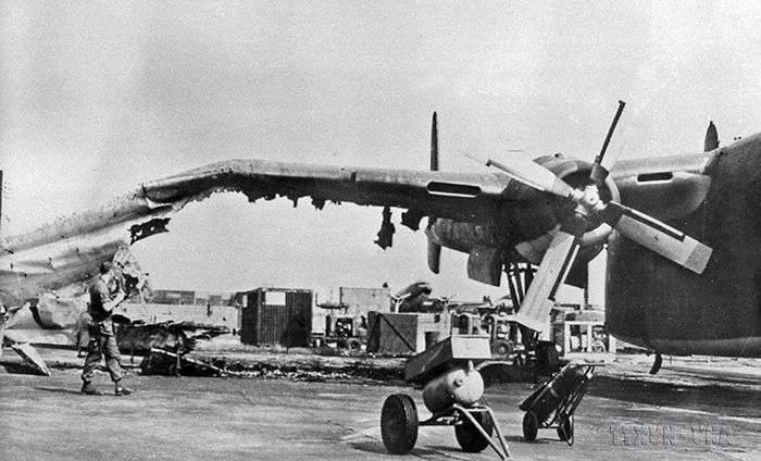 Máy bay vận tải C.119 của Mỹ bị quân Giải phóng phá hủy trong trận đánh vào sân bay Tân Sơn Nhất, đêm 30/1 rạng sáng 31/1/1968. Ảnh: Tư liệu Thông tấn xã Giải phóng.