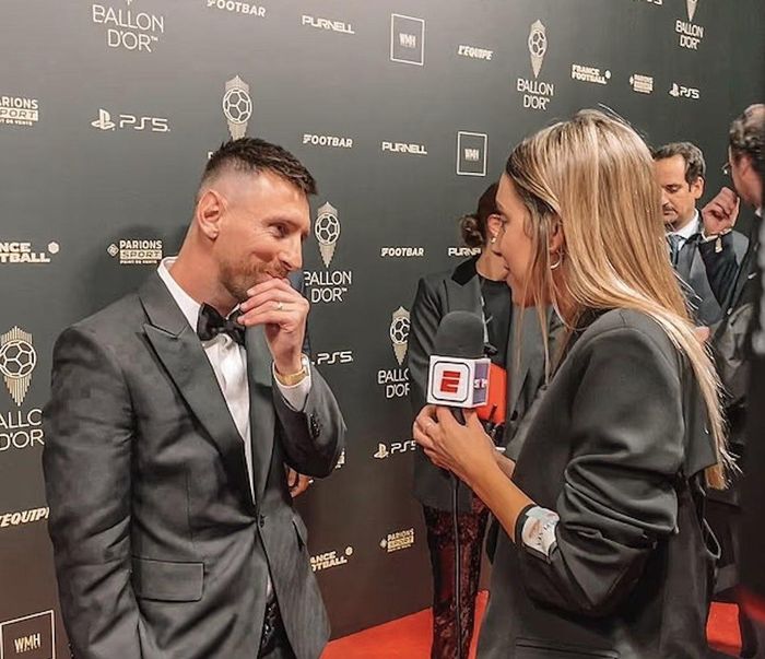 Tin đồn ngoại tình giữa Messi và nữ phóng viên bắt nguồn từ một cuộc phỏng vấn năm 2022, khi tiền đạo mang áo số 10 bị cho là có ánh mắt trìu mến quá mức khi trả lời phỏng vấn của Martinez. Cô nàng sau đó đã nhiều lần lên tiếng đính chính, phủ nhận đồn đoán này. Tuy nhiên, vào tháng 4 năm nay, khi World Cup sắp sửa khai mạc, những lời đồn ác ý cho rằng Martinez bị vợ cầu thủ "cấm cửa" tác nghiệp khiến cô một lần nữa phải lên tiếng. Trong buổi phát sóng trực tiếp trên A Punto, Martinez tiết lộ rằng Antonela Roccuzzo, vợ của Messi, đã liên lạc riêng để trấn an cô vào thời điểm tình hình trở nên quá sức chịu đựng, Marca đưa tin. "Bất ngờ thay, cô ấy nhắn tin cho tôi và nói: 'Sofi, đừng lo lắng, đừng để ý đến những chuyện vớ vẩn'", Martinez nhớ lại.