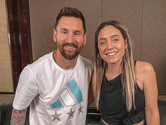Khi Argentina tiến sâu vào vòng trong của World Cup 2026, Sofia Martinez, nữ phóng viên từng dính tin đồn ngoại tình với Lionel Messi cách đây 4 năm, bất ngờ gây chú ý trở lại. Sau chiến thắng trước Cape Verde ở vòng loại 1/18, tương tác hài hước giữa Messi và nữ phóng viên khiến dân mạng dậy sóng. Ảnh: Totalmedios.