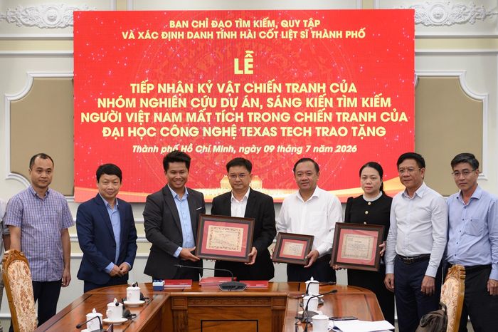 Phó Chủ tịch UBND TP.HCM Nguyễn Mạnh Cường nhận kỷ vật là bằng khen liệt sĩ do Đại học Texas trao trả.
