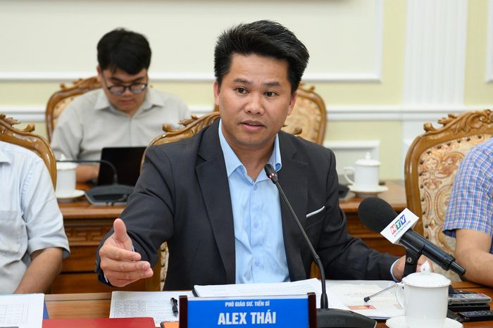 PGS.TS Alex Thai Dinh Vo phát biểu trước khi trao tài liệu.