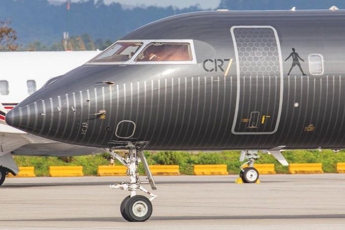 Chiếc Bombardier Global Express 6500 mang logo CR7 được Ronaldo bổ sung vào bộ sưu tập phương tiện di chuyển từ năm 2024. Phiên bản cá nhân hóa của nam cầu thủ được cho có giá khoảng 61 triệu bảng Anh (tương đương 81 triệu USD). Ảnh: Daily Mail.