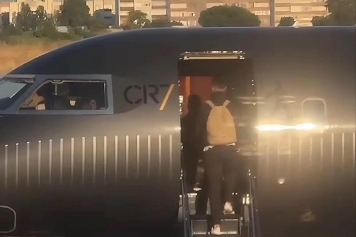 Ngày 8/7, Cristiano Ronaldo rời Mỹ sau khi khép lại hành trình tại World Cup 2026. Video do beIN Sports đăng tải ghi lại cảnh siêu sao người Bồ Đào Nha lên máy bay nhanh chóng lan truyền trên mạng xã hội. Theo SIC Notícias, sau khi cùng đội tuyển trở về Lisbon (Bồ Đào Nha), Ronaldo chuyển sang chuyên cơ riêng Bombardier Global 6500 để về nhà. Ảnh: @sicnoticias.
