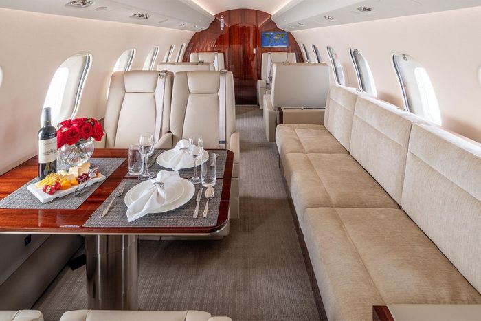 Khoang nội thất của Bombardier Global Express 6500 được thiết kế như một "căn hộ trên không", với khu vực tiếp khách, không gian ăn uống, phòng ngủ, bếp, phòng tắm riêng, tủ quần áo và khoang hành lý tách biệt. Máy bay cũng được trang bị Internet tốc độ cao phục vụ làm việc và nghỉ ngơi trong suốt chuyến bay. Ảnh: Bombardier.