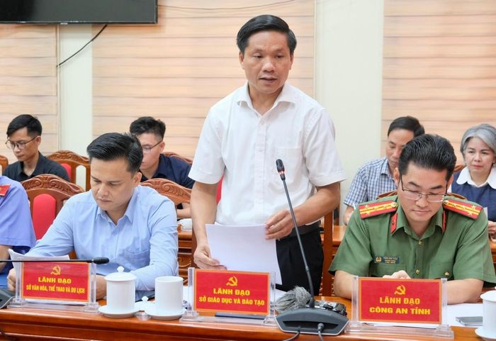  Ông Hoàng Minh Cảnh thông tin thêm về kết quả rà soát điểm thi trên toàn tỉnh. Ảnh: Ngọc Bích. 
