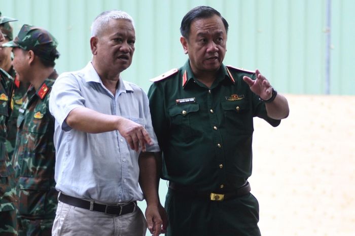  Chính ủy Bộ Tư lệnh TP.HCM Nguyễn Thành Trung (bên phải) trao đổi với kiến trúc sư Phạm Xuân Thắng (bên trái) sáng 9/7. Ảnh: Duy Hiệu. 