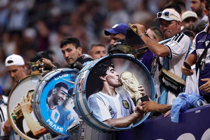  Maradona từng không tin tưởng Messi. 