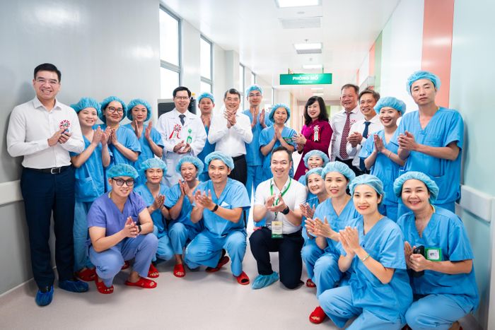  Thủ tướng Lê Minh Hưng, Bộ trưởng Y tế Đào Hồng Lan chụp ảnh và động viên các cán bộ, y bác sĩ làm việc tại Bệnh viện Hữu nghị Việt Đức cơ sở Ninh Bình. Bệnh viện Hữu nghị Việt Đức được tổ chức theo mô hình nhiều cơ sở, luôn bảo đảm sự thống nhất và đồng bộ trên toàn hệ thống về chuyên môn, chất lượng khám chữa bệnh, công tác quản trị, cũng như văn hóa phục vụ người bệnh. 