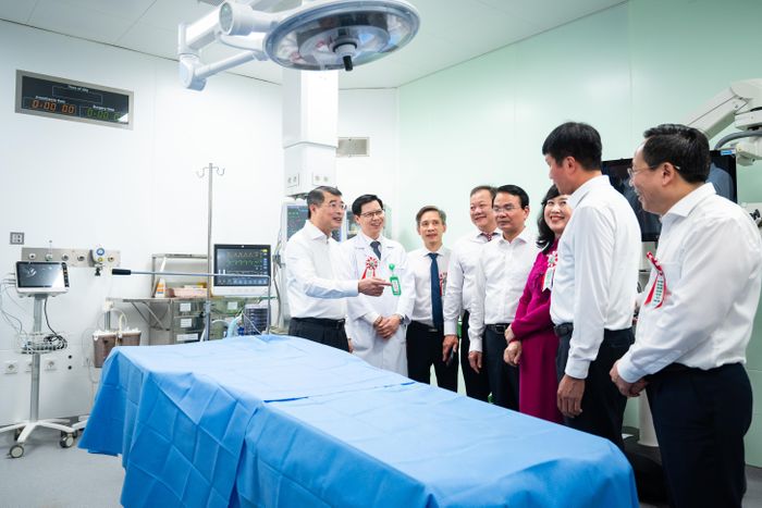  Ngay sau lễ khai trương, Thủ tướng Lê Minh Hưng, Bộ trưởng Y tế Đào Hồng Lan, và các lãnh đạo bộ, ban, ngành tiến hành tham quan hệ thống cơ sở vật chất tại Bệnh viện Hữu nghị Việt Đức cơ sở Ninh Bình. Với hệ thống hạ tầng đồng bộ, các khu khám bệnh, điều trị, phẫu thuật, hồi sức, cận lâm sàng và hỗ trợ chuyên môn được tổ chức theo hướng hiện đại, khoa học, thuận tiện cho người bệnh và phù hợp với yêu cầu vận hành của một bệnh viện chuyên sâu tuyến cuối. 