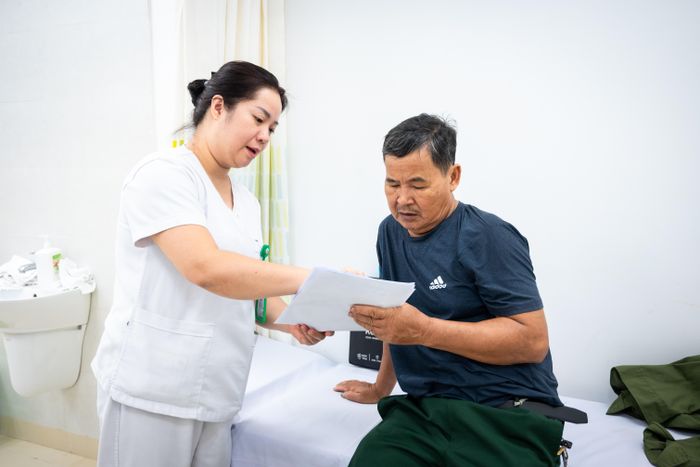  "Trước đây khi cần khám bệnh ở các bệnh viện tuyến trên tại Hà Nội, tôi phải mất công lên trước kế hoạch di chuyển, ăn ở rất phức tạp. Có những hôm bệnh viện không kịp khám, tôi lại phải ở trọ qua đêm rất mất thời gian và tốn chi phí. Giờ đây tôi chỉ di chuyển hơn 1 km là đã tới bệnh viện tuyến trung ương, cơ sở vật chất hiện đại cùng các y bác sĩ giỏi ngay gần nhà làm tôi rất phấn khởi", ông Phạm Văn Cà (67 tuổi, phường Phủ Lý) chia sẻ. 