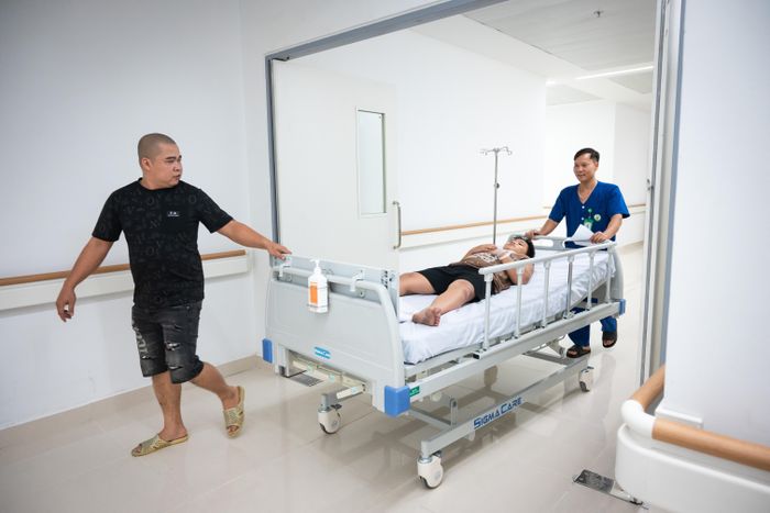  Anh Nguyễn Văn Hải và chị Nguyễn Thị Hường (phường Kim Bảng) đưa con trai tới cấp cứu tại Bệnh viện Hữu nghị Việt Đức cơ sở Ninh Bình sau khi em bị ngã xe vào buổi trưa cùng ngày. "Rất may chúng tôi đi đúng vào ngày bệnh viện mở cửa, không thì lại phải đưa cháu lên Hà Nội kiểm tra như trước kia", chị Nguyễn Thị Hường nói. 